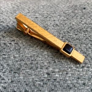 Vintage Black Onyx Tie Clip, Gold Crosshatch Texture